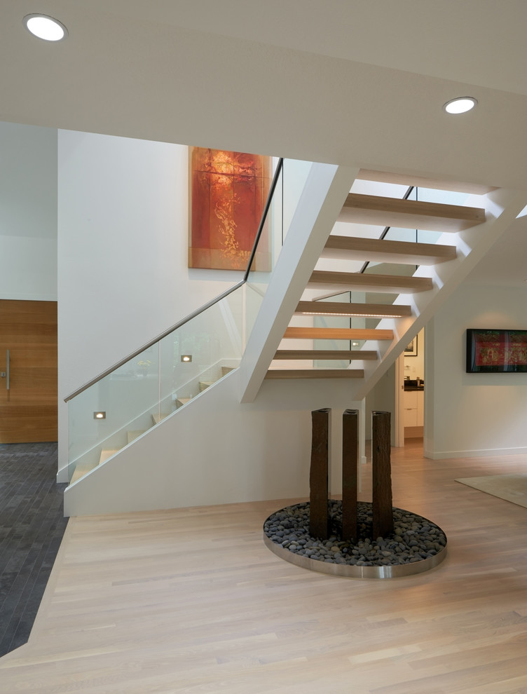 На фото: угловая лестница в стиле модернизм с деревянными ступенями без подступенок