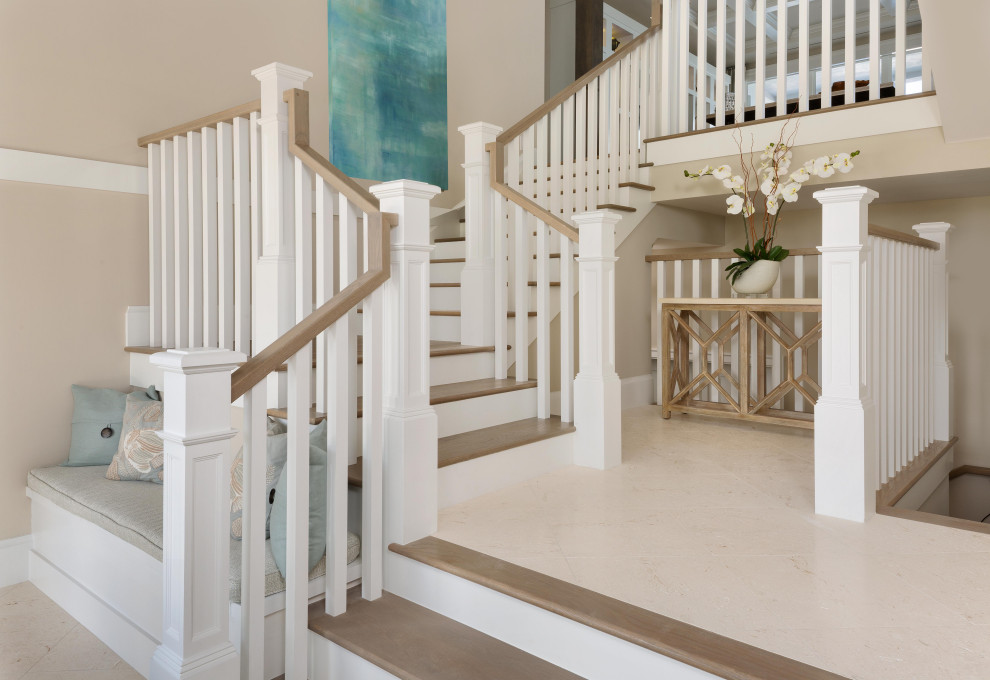 На фото: угловая лестница среднего размера в классическом стиле с крашенными деревянными ступенями, крашенными деревянными подступенками и деревянными перилами