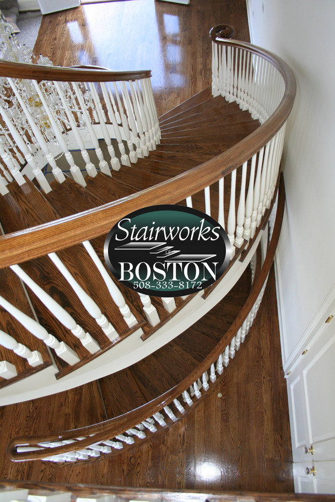 Idée de décoration pour un grand escalier peint flottant tradition avec des marches en bois.