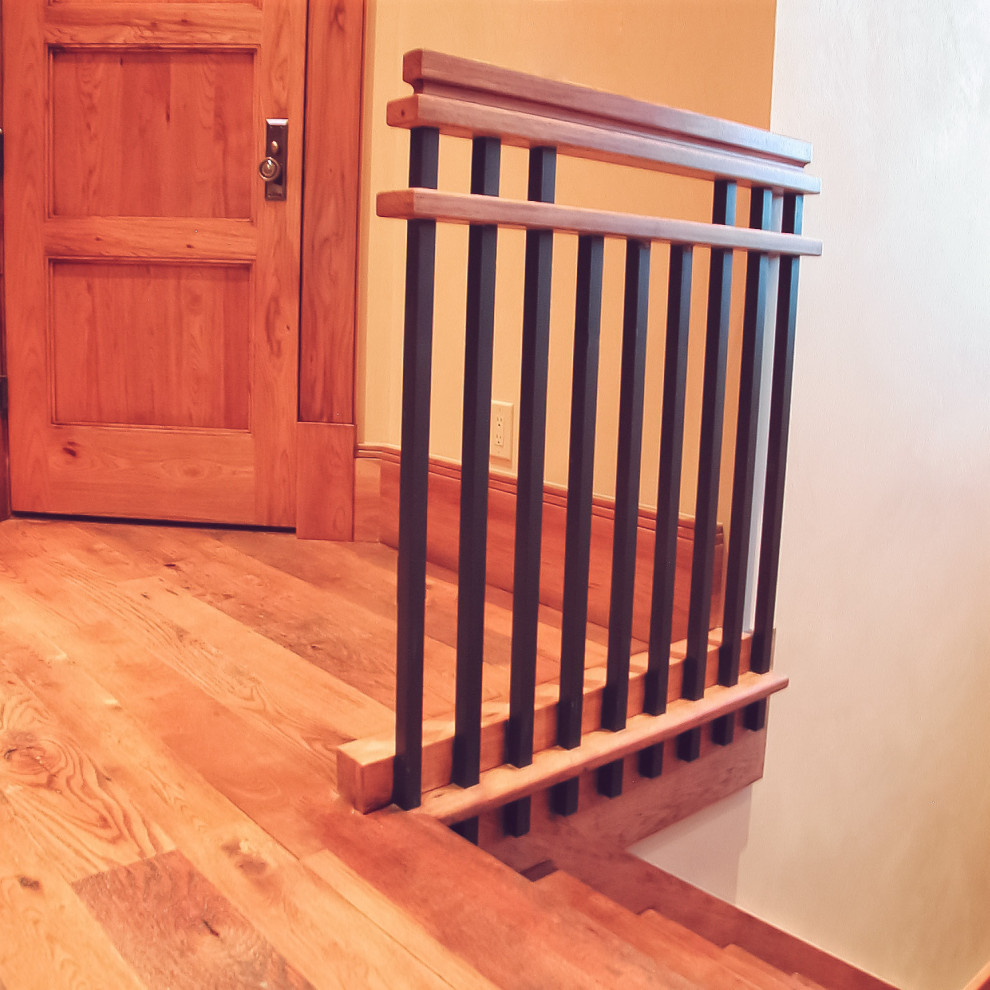 Foto de escalera contemporánea de tamaño medio con escalones de madera, contrahuellas de madera y barandilla de metal