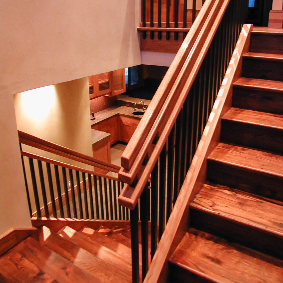 Идея дизайна: деревянная лестница среднего размера в современном стиле с деревянными ступенями и металлическими перилами