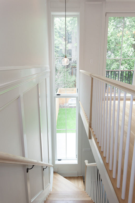 Cette photo montre un escalier droit chic avec des marches en bois et des contremarches en bois.