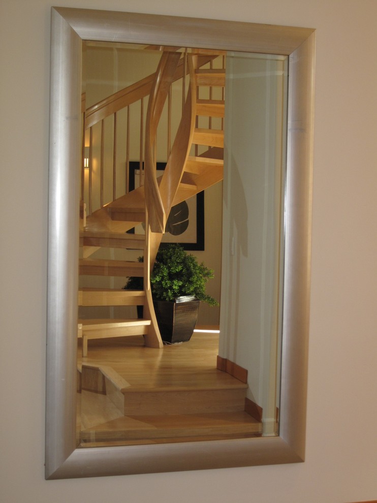 Cette image montre un petit escalier sans contremarche hélicoïdal asiatique avec des marches en bois.