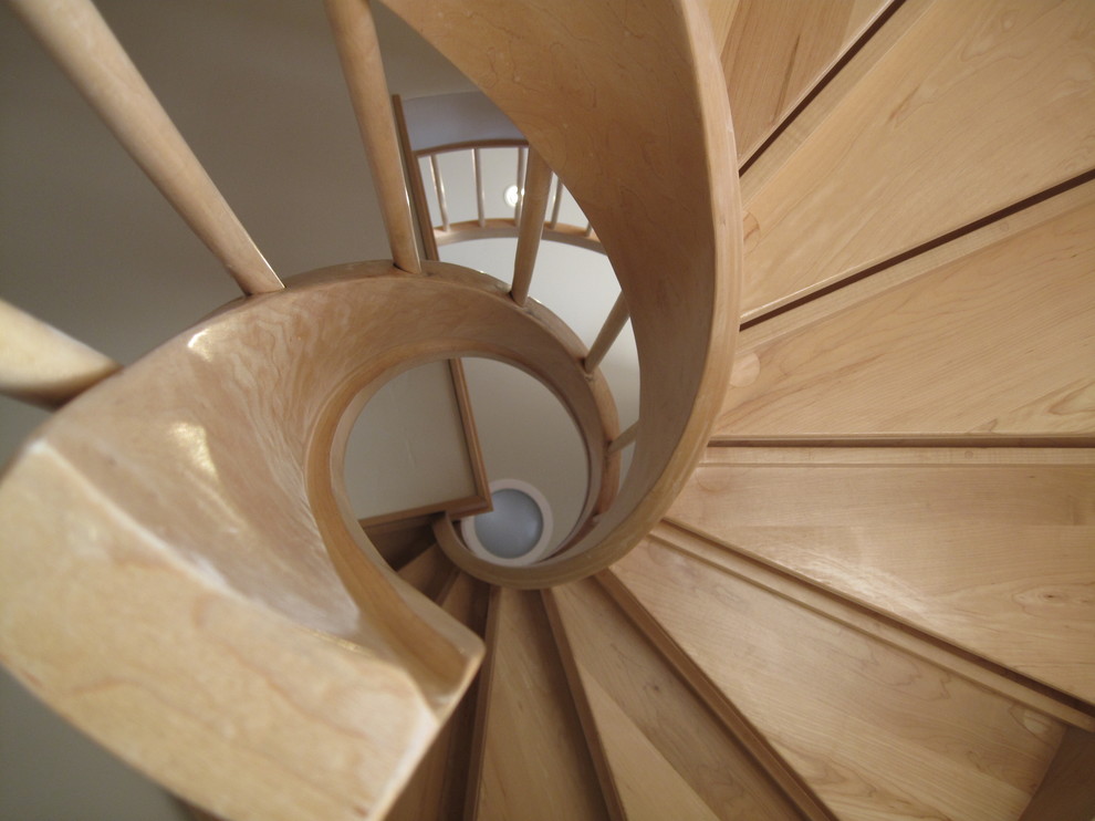 Ejemplo de escalera de caracol de estilo zen pequeña sin contrahuella con escalones de madera