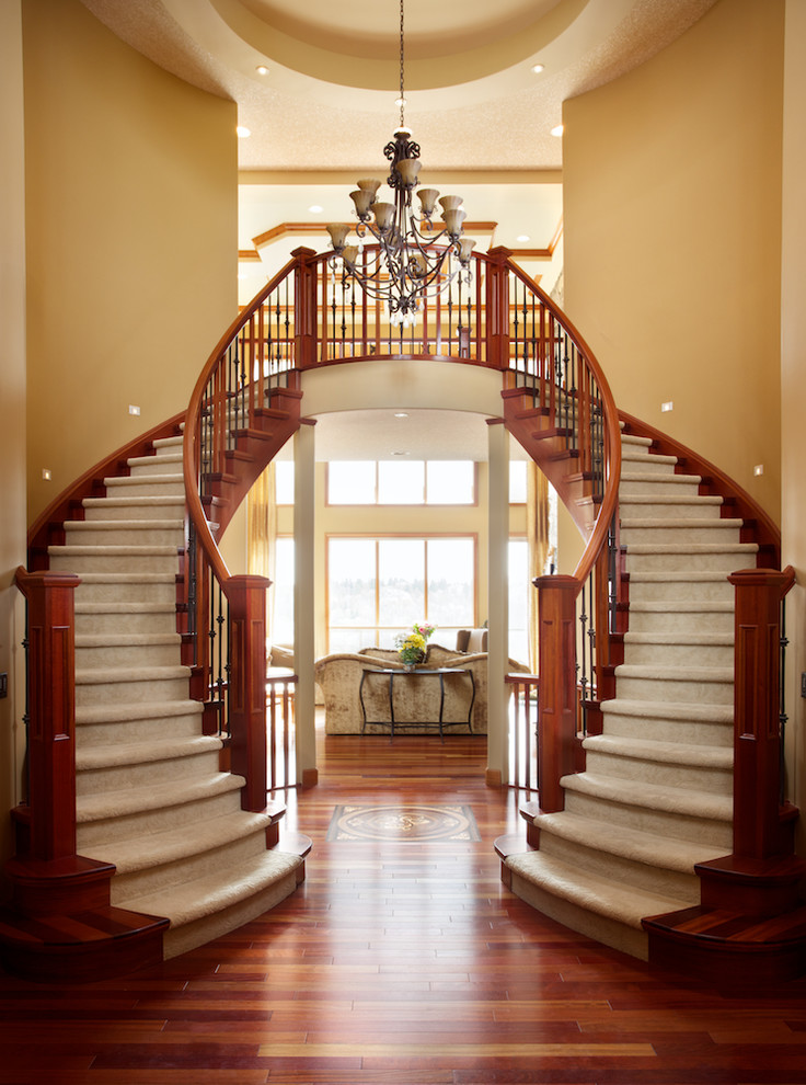 Свежая идея для дизайна: большая п-образная деревянная лестница в классическом стиле с ступенями с ковровым покрытием и перилами из смешанных материалов - отличное фото интерьера