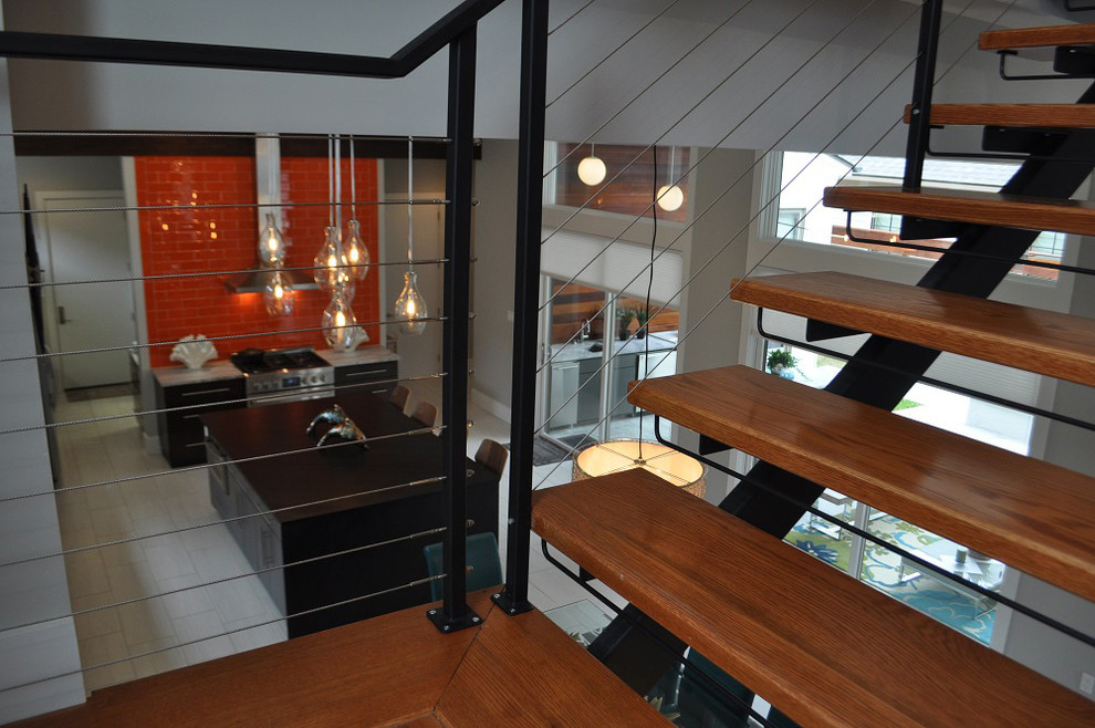 Стильный дизайн: большая прямая лестница в современном стиле с деревянными ступенями без подступенок - последний тренд