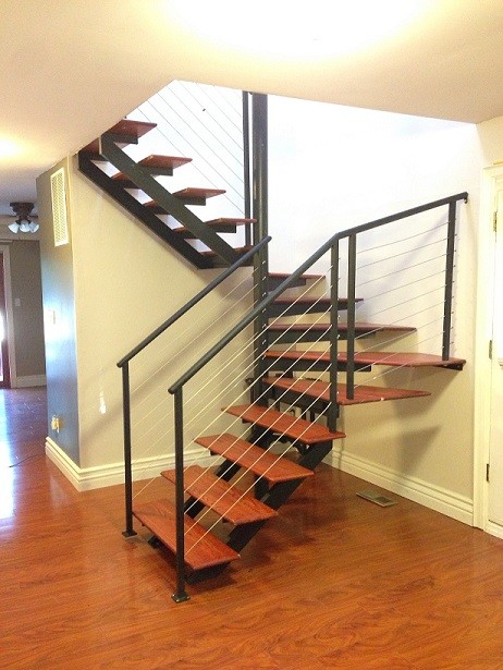 Modelo de escalera recta contemporánea grande sin contrahuella con escalones de madera