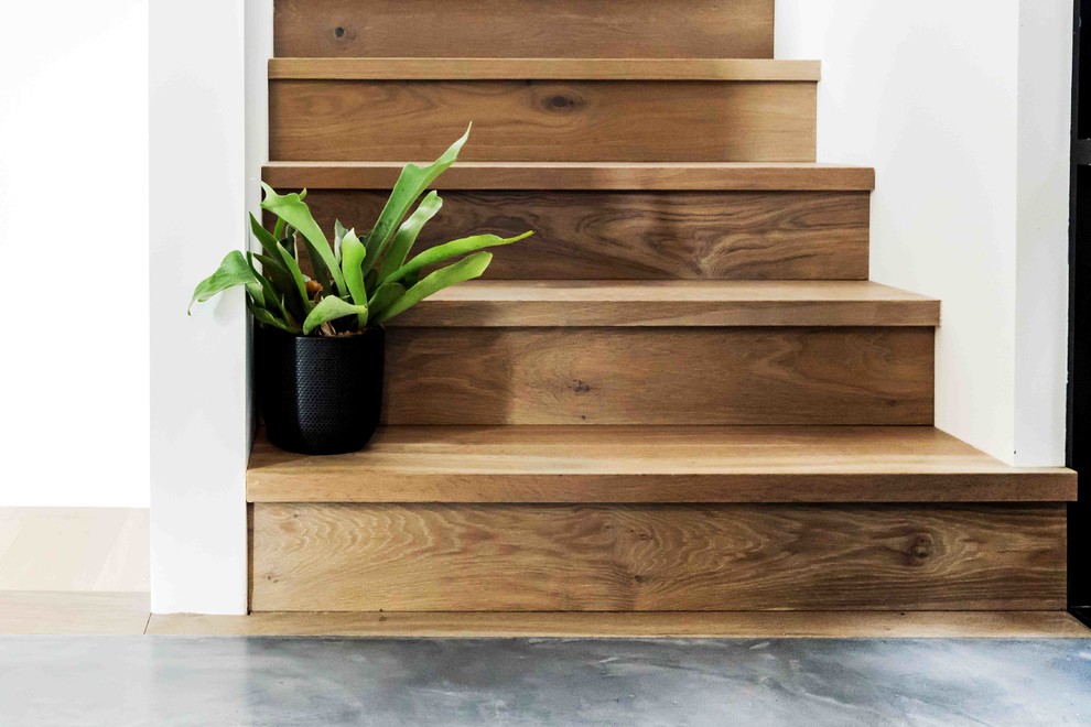 Idéer för en modern trappa i trä, med sättsteg i trä