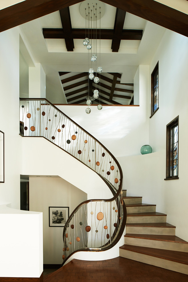 Imagen de escalera curva contemporánea de tamaño medio con escalones de madera y contrahuellas de madera