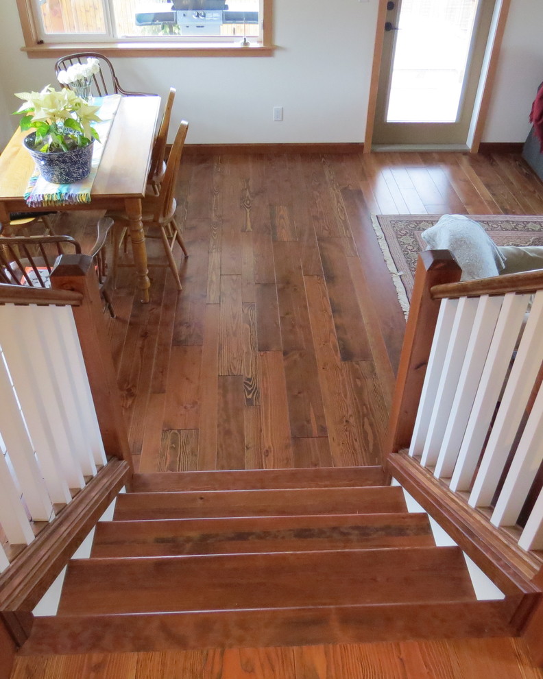 Ejemplo de escalera recta de tamaño medio con escalones de madera y contrahuellas de madera pintada