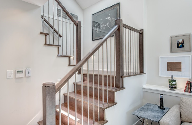 Modelo de escalera en U clásica renovada de tamaño medio con escalones de madera, contrahuellas de madera y barandilla de varios materiales