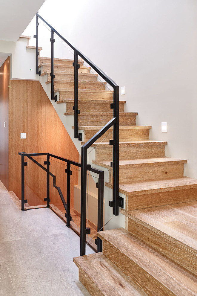 Пример оригинального дизайна: маленькая угловая деревянная лестница в стиле модернизм с деревянными ступенями для на участке и в саду