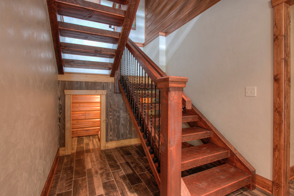 Ejemplo de escalera rústica con escalones de madera