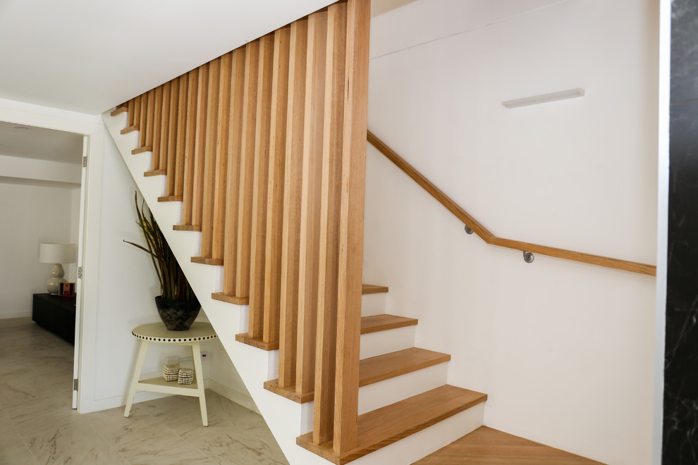 Gerade, Mittelgroße Moderne Treppe mit gebeizten Holz-Setzstufen in Sydney
