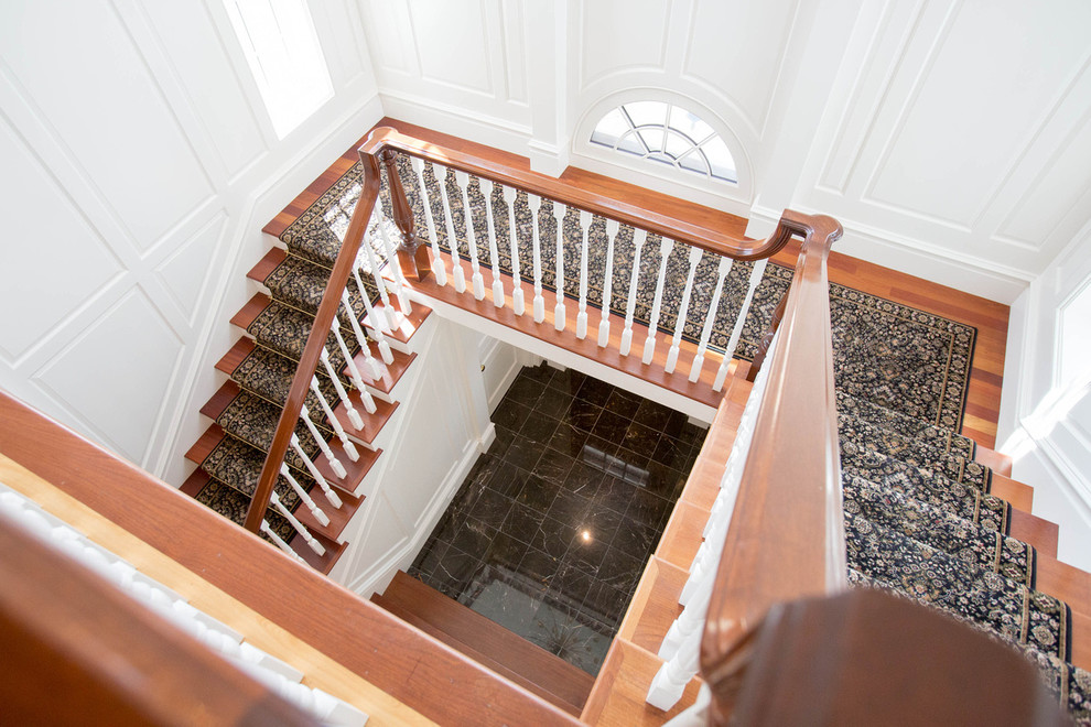 Aménagement d'un escalier peint classique avec des marches en moquette.
