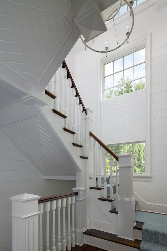 Свежая идея для дизайна: п-образная лестница в морском стиле с ступенями с ковровым покрытием, ковровыми подступенками и деревянными перилами - отличное фото интерьера
