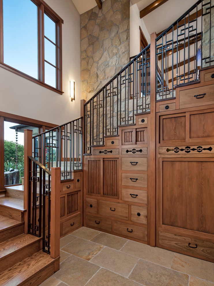 Источник вдохновения для домашнего уюта: п-образная деревянная лестница среднего размера в восточном стиле с деревянными ступенями и кладовкой или шкафом под ней