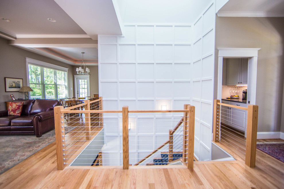 Стильный дизайн: угловая лестница среднего размера в стиле кантри с деревянными ступенями и крашенными деревянными подступенками - последний тренд