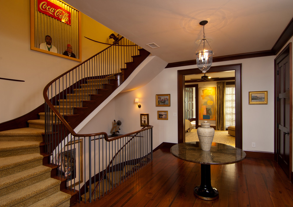 На фото: изогнутая деревянная лестница в классическом стиле с деревянными ступенями