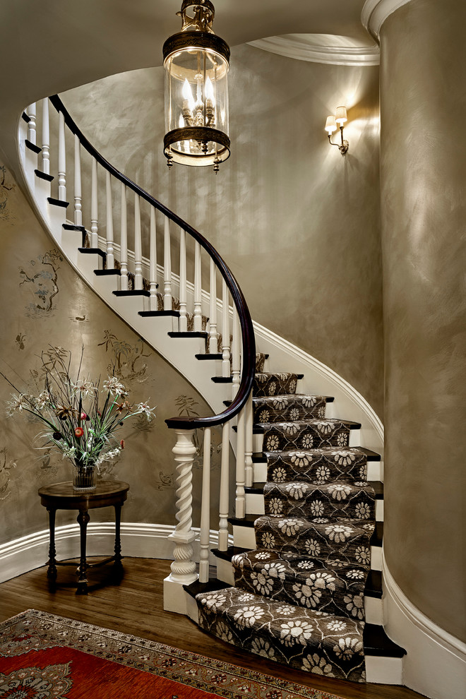 Источник вдохновения для домашнего уюта: изогнутая лестница в классическом стиле с деревянными ступенями и крашенными деревянными подступенками