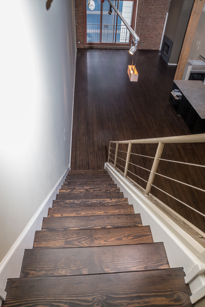 Идея дизайна: прямая деревянная лестница среднего размера в стиле модернизм с деревянными ступенями и перилами из тросов