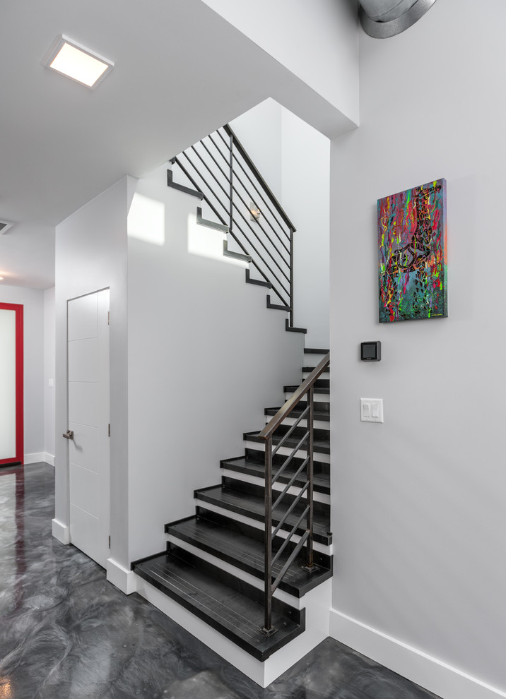 Стильный дизайн: п-образная лестница среднего размера в стиле модернизм с металлическими ступенями и металлическими перилами - последний тренд