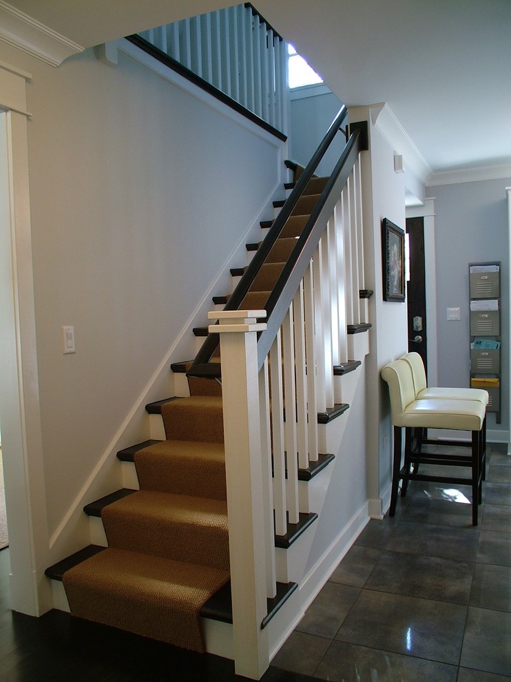 Imagen de escalera recta tradicional de tamaño medio con escalones de madera y contrahuellas enmoquetadas