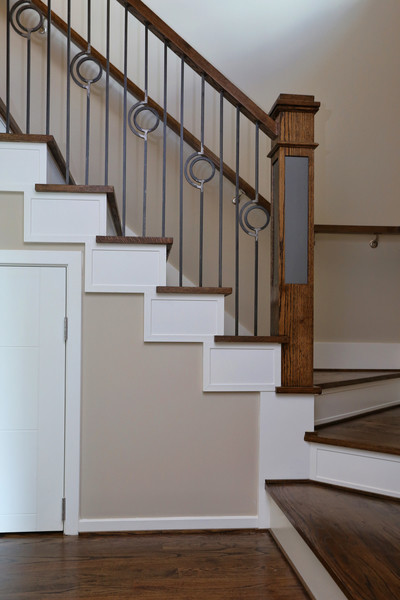 Diseño de escalera en U actual con escalones de madera y contrahuellas de madera
