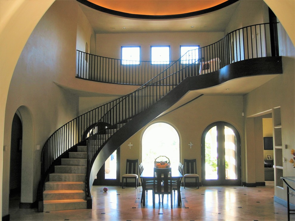 Gewendelte, Mittelgroße Moderne Treppe mit gefliesten Treppenstufen und gefliesten Setzstufen in Oklahoma City
