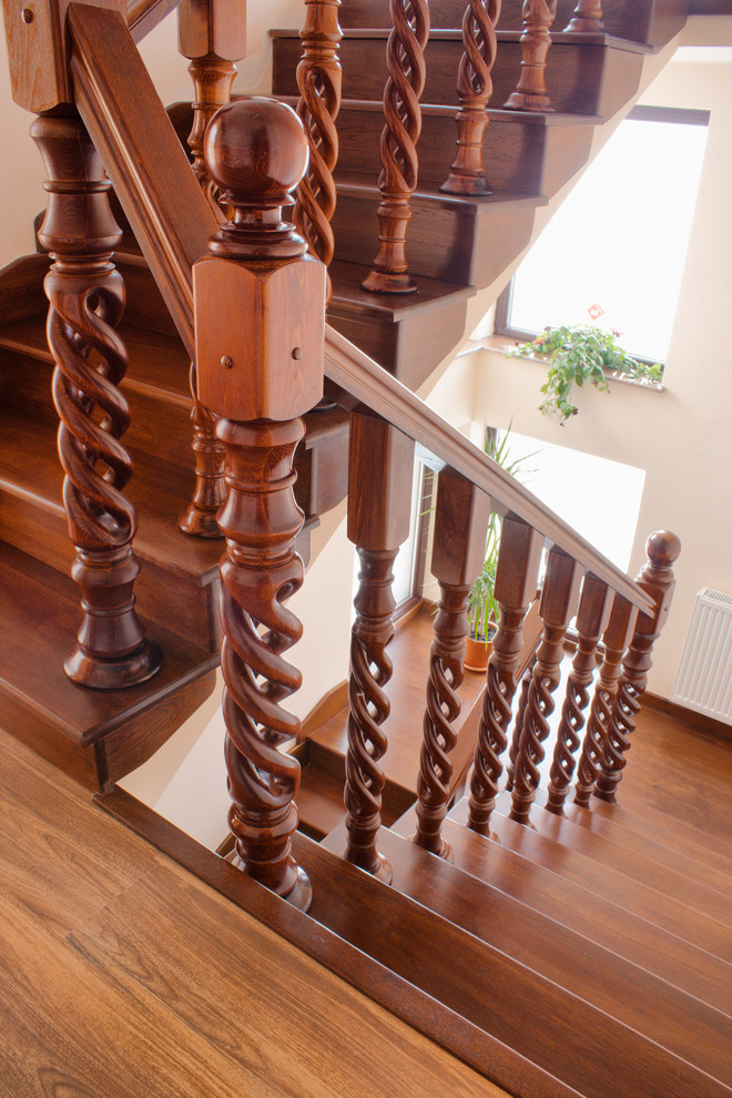 Modelo de escalera en U tradicional grande con escalones de madera y contrahuellas de madera
