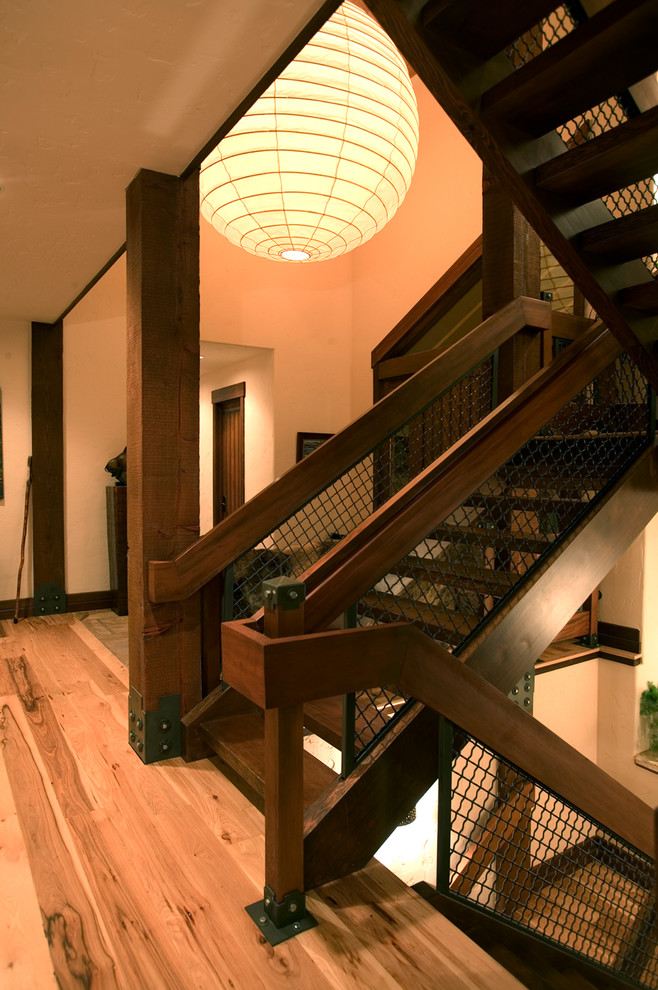 Cette image montre un escalier sans contremarche chalet en U avec des marches en bois, un garde-corps en matériaux mixtes et palier.