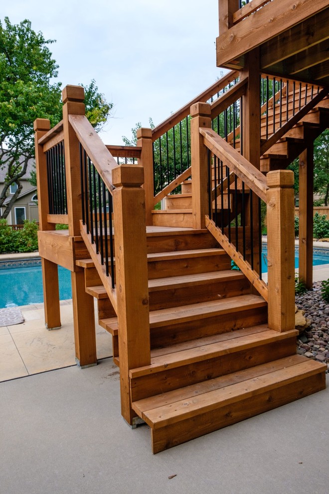 На фото: угловая лестница среднего размера в классическом стиле с деревянными ступенями и перилами из смешанных материалов без подступенок