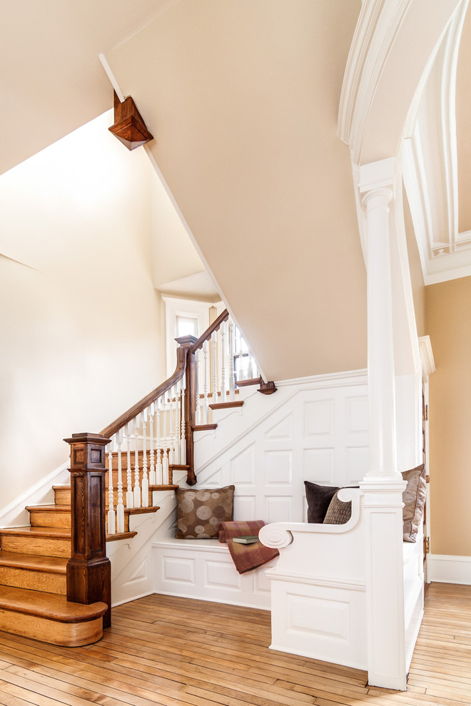 Свежая идея для дизайна: деревянная лестница в классическом стиле с деревянными ступенями - отличное фото интерьера