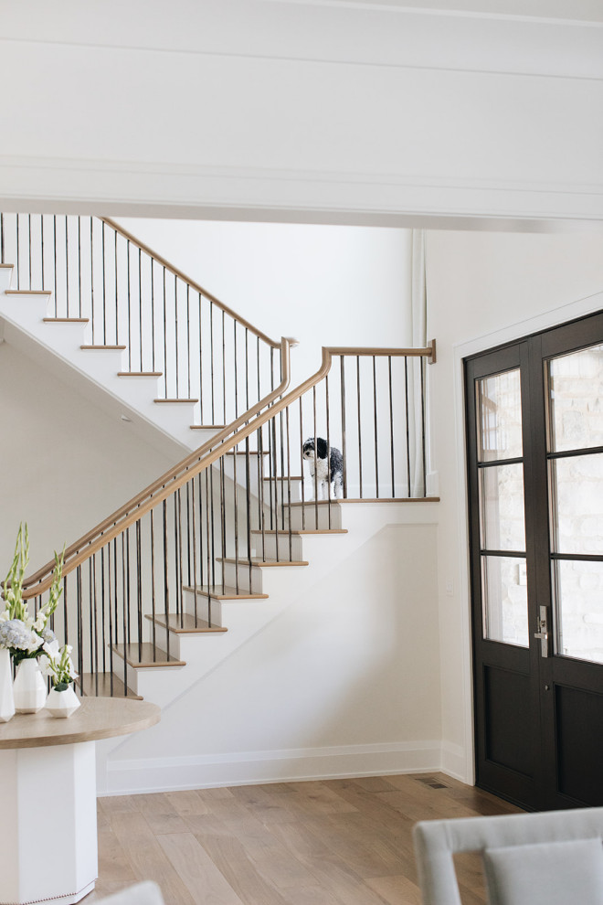 Imagen de escalera en U clásica renovada grande con escalones de madera, contrahuellas de madera pintada y barandilla de varios materiales