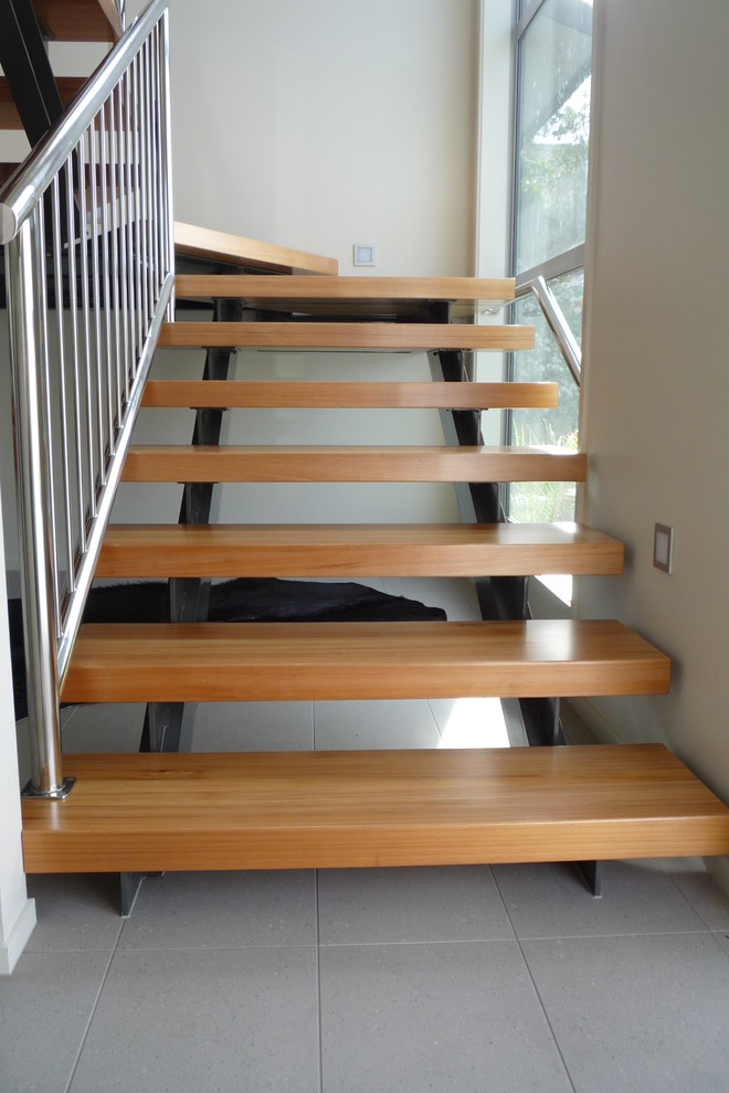 На фото: лестница на больцах, среднего размера в стиле лофт с деревянными ступенями без подступенок