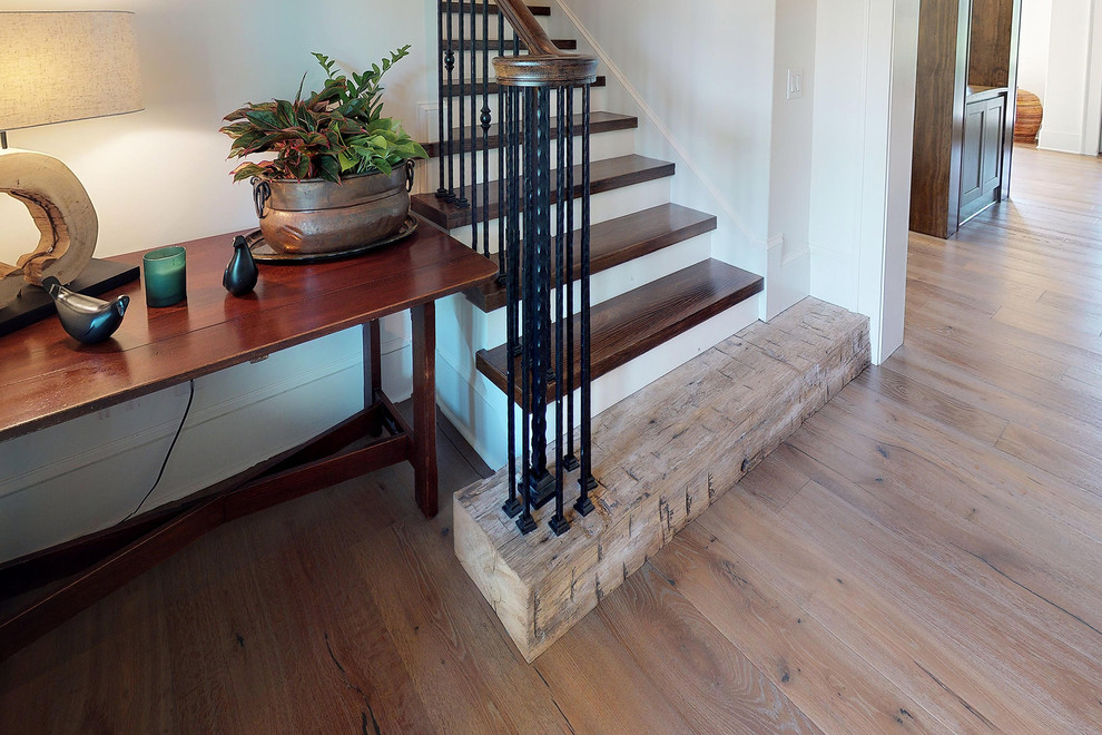 Diseño de escalera recta de estilo de casa de campo de tamaño medio con escalones de madera, contrahuellas de madera y barandilla de varios materiales