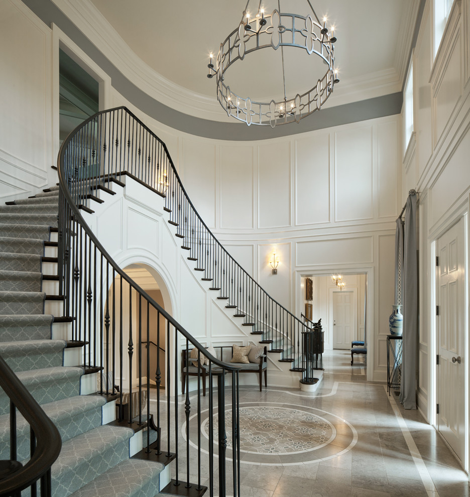 Свежая идея для дизайна: п-образная лестница в классическом стиле с деревянными ступенями и крашенными деревянными подступенками - отличное фото интерьера