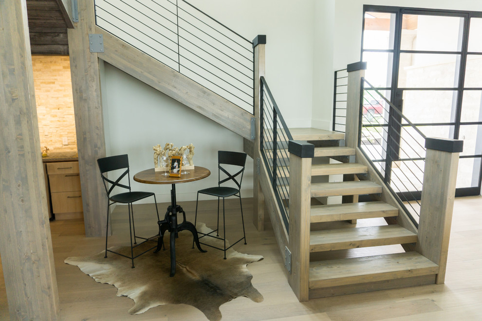 Идея дизайна: большая п-образная лестница в современном стиле с деревянными ступенями и металлическими перилами без подступенок