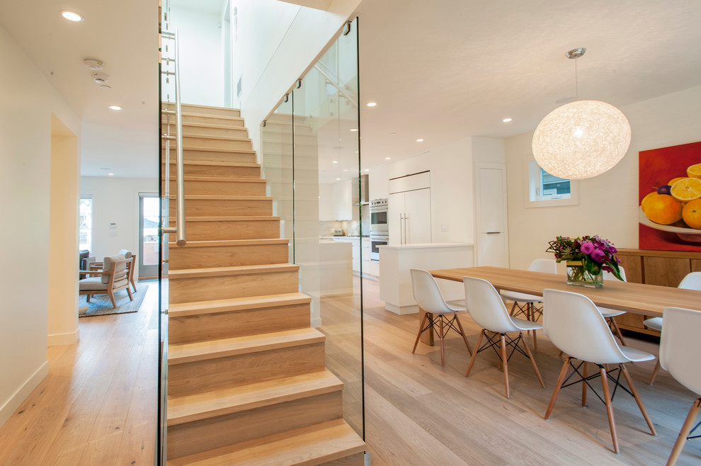 Cette image montre un grand escalier droit design avec des marches en bois et des contremarches en bois.
