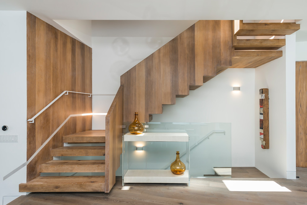 Источник вдохновения для домашнего уюта: лестница на больцах, среднего размера в современном стиле с деревянными ступенями и деревянными перилами без подступенок