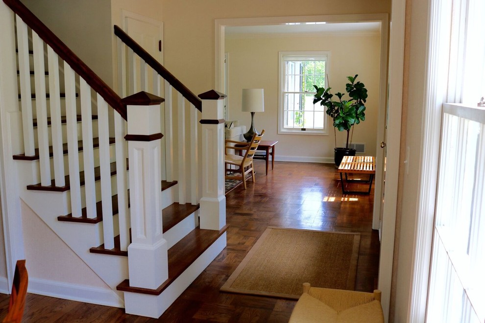 Modelo de escalera recta clásica grande con escalones de madera, contrahuellas de madera pintada y barandilla de madera