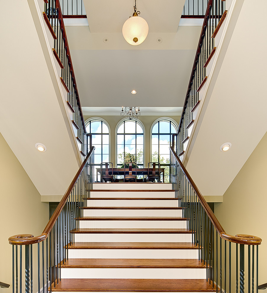 На фото: огромная лестница в современном стиле с деревянными ступенями с