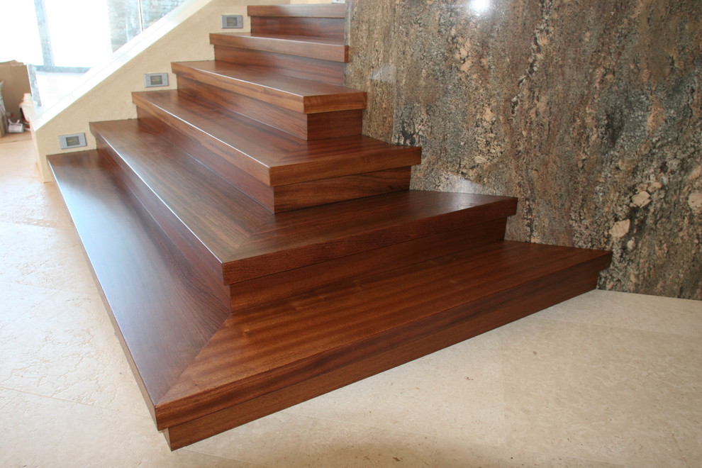 Aménagement d'un escalier sans contremarche flottant contemporain avec des marches en bois.