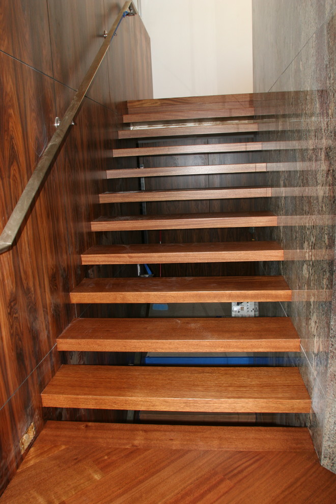Свежая идея для дизайна: лестница на больцах в современном стиле с деревянными ступенями без подступенок - отличное фото интерьера
