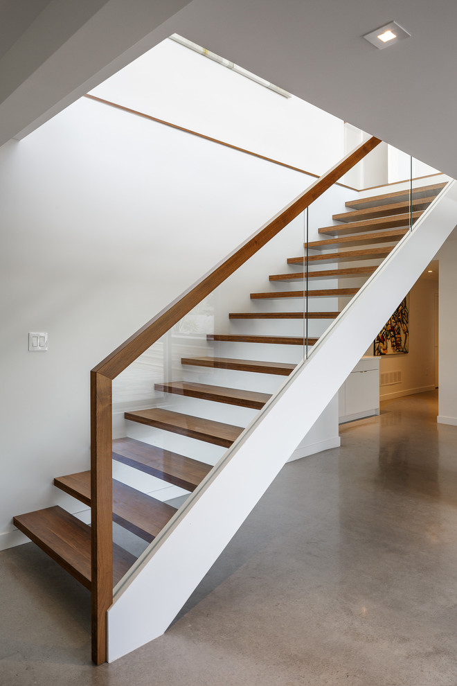 Идея дизайна: прямая лестница в стиле модернизм с деревянными ступенями без подступенок