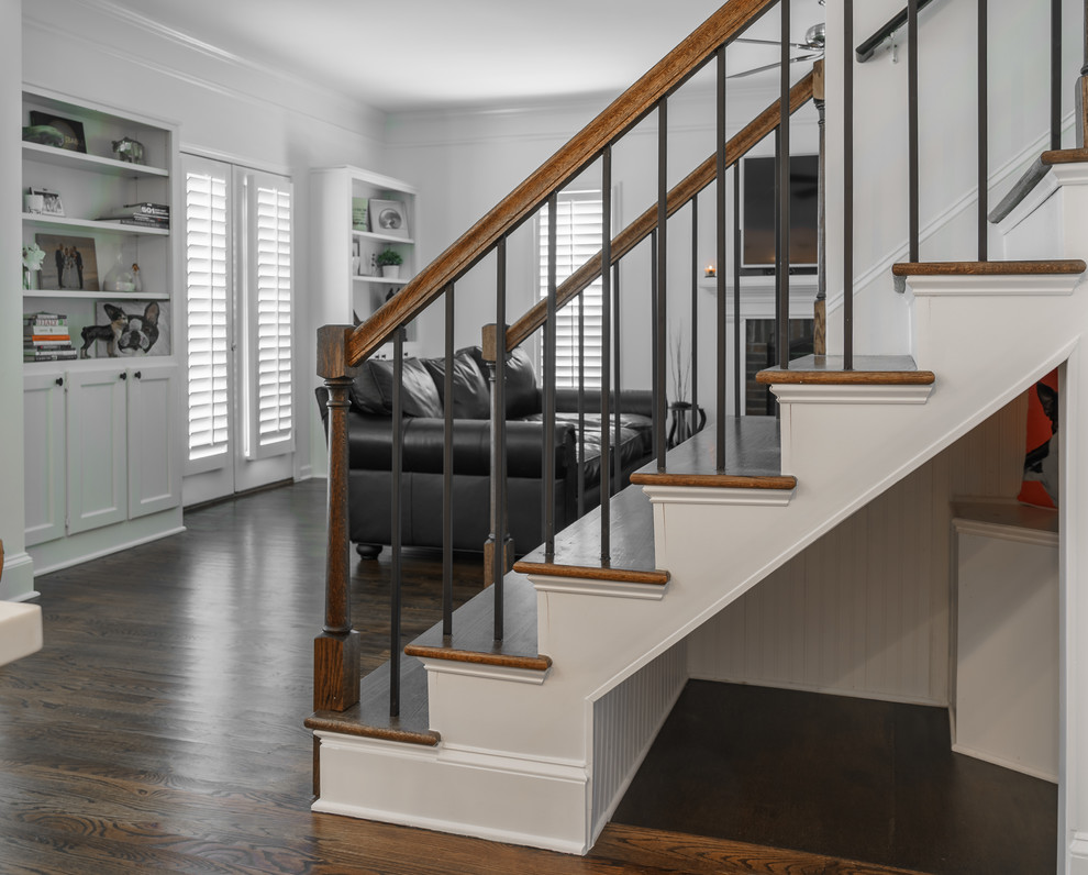 Пример оригинального дизайна: прямая лестница среднего размера в классическом стиле с деревянными ступенями и перилами из смешанных материалов