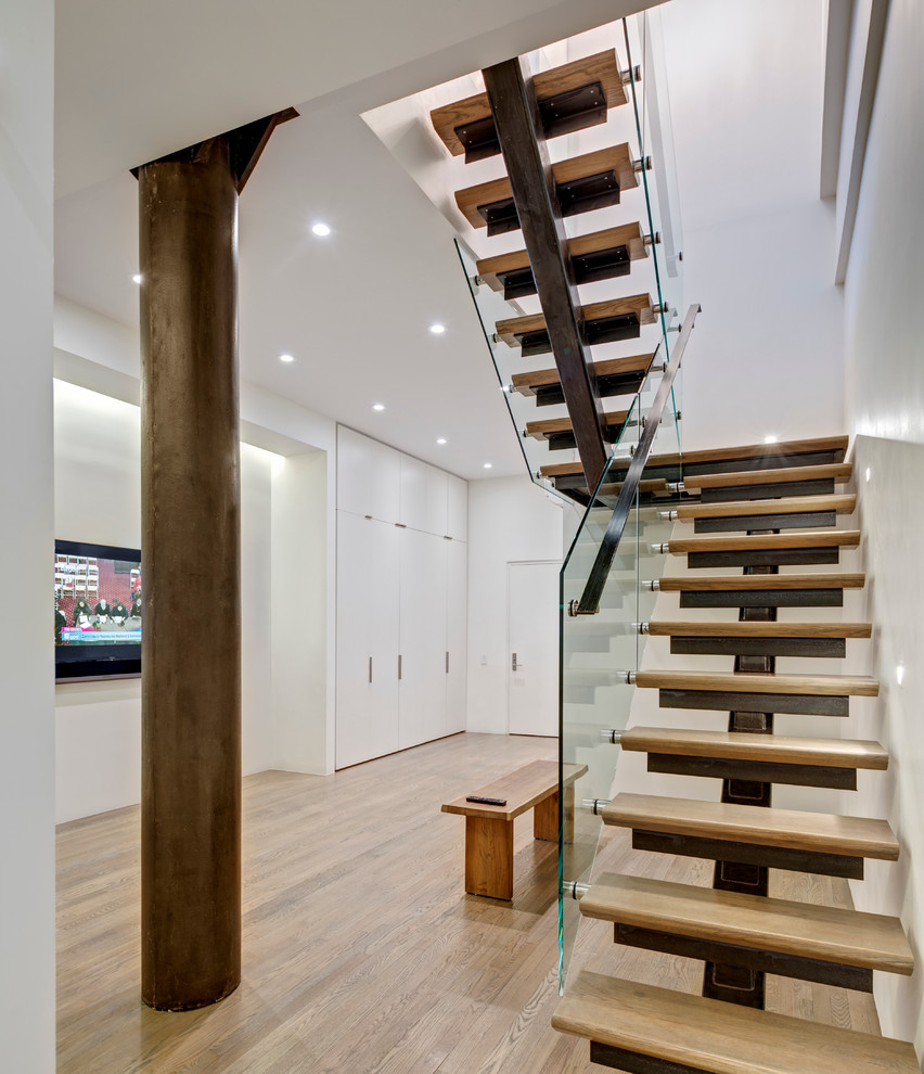 На фото: п-образная лестница среднего размера в стиле модернизм с деревянными ступенями без подступенок