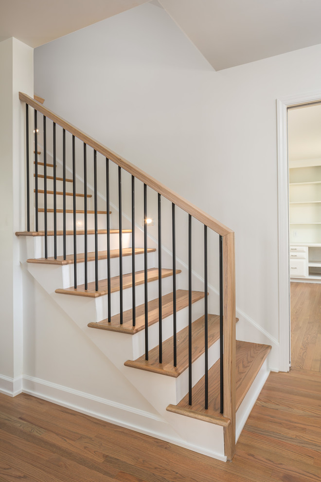 Источник вдохновения для домашнего уюта: прямая лестница среднего размера в современном стиле с деревянными ступенями, крашенными деревянными подступенками и металлическими перилами