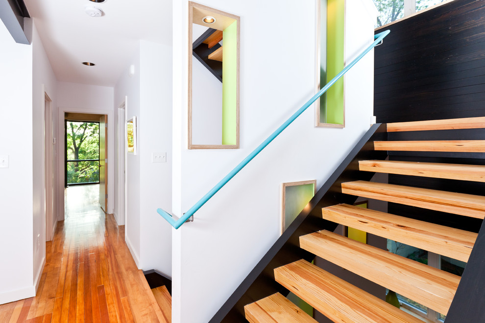 Свежая идея для дизайна: п-образная лестница в современном стиле с деревянными ступенями без подступенок - отличное фото интерьера
