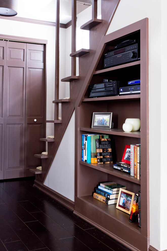 Идея дизайна: лестница в классическом стиле с кладовкой или шкафом под ней
